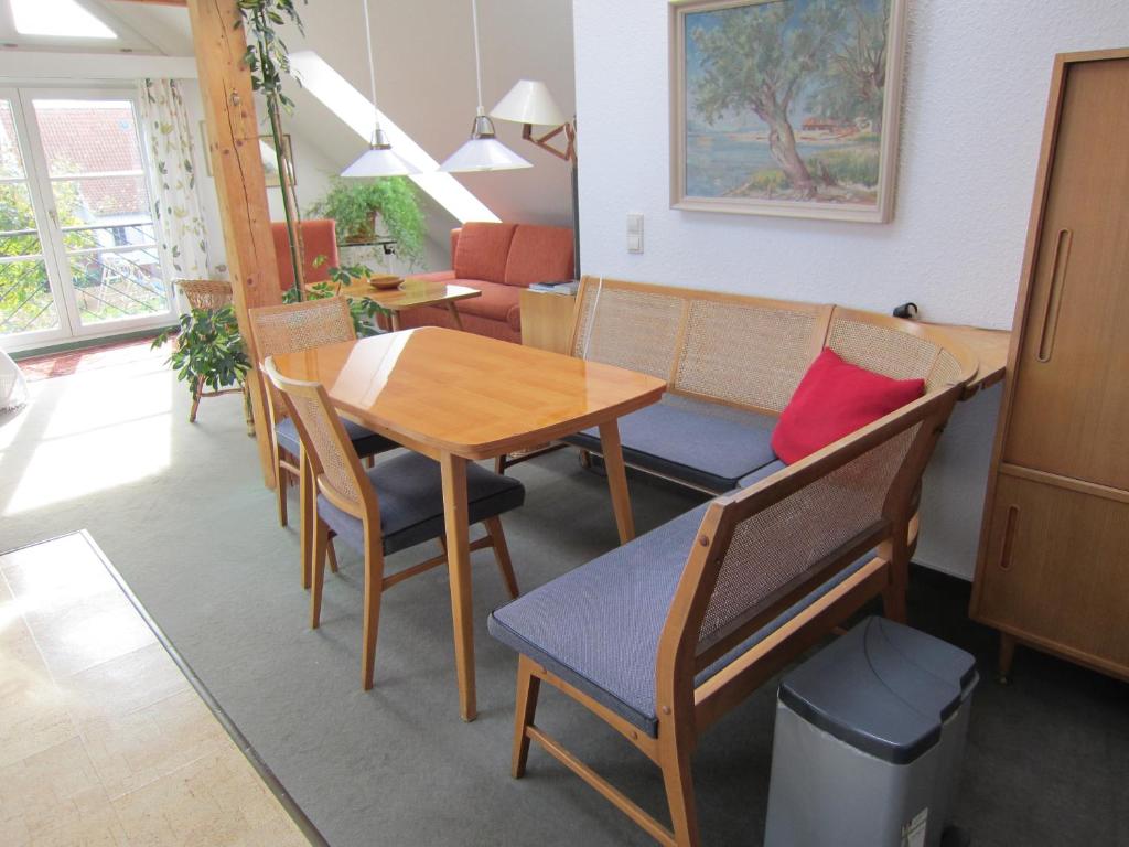 ein Esszimmer mit einem Tisch und Stühlen in der Unterkunft ABT Private Rooms Hannover Exhibition Ground (room agency) in Hannover