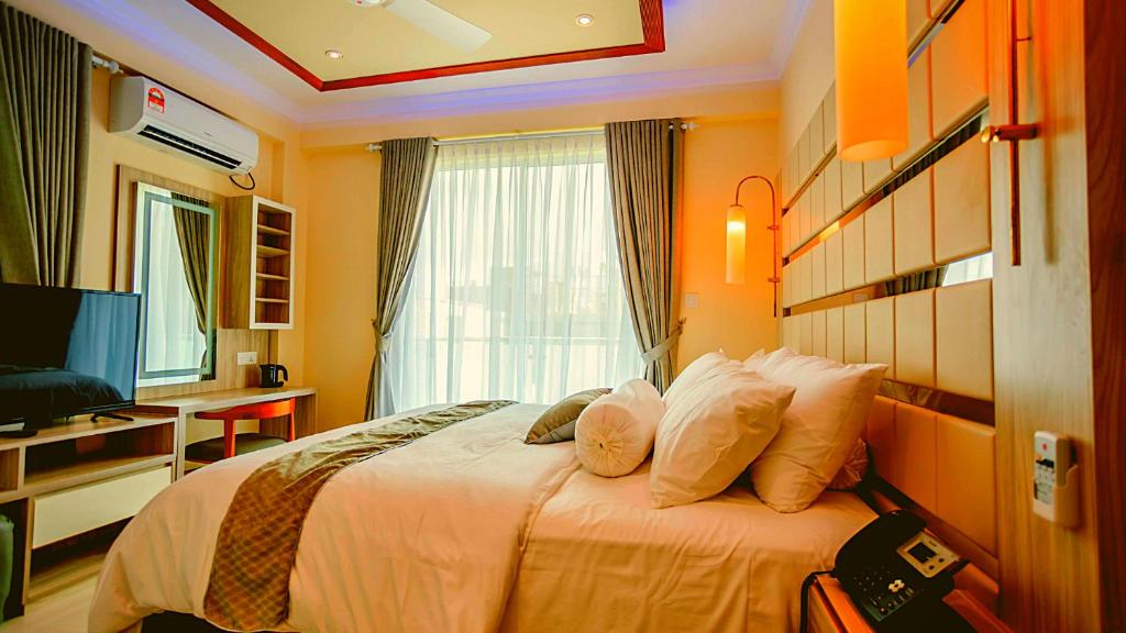 een hotelkamer met een bed en een raam bij Avoca Inn in Hulhumale