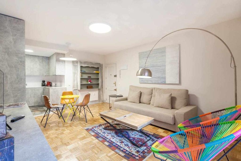 a living room with a couch and a table at Apartamento lujo castellana chamartín in Madrid