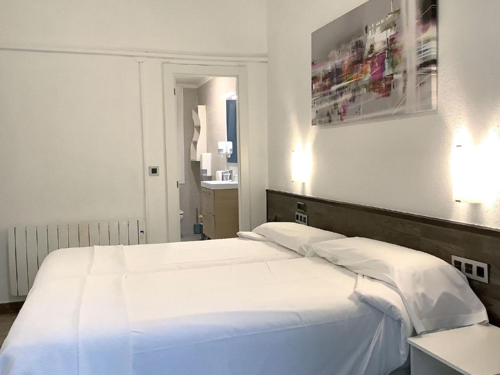 Cama o camas de una habitación en Pensión Donostiarra