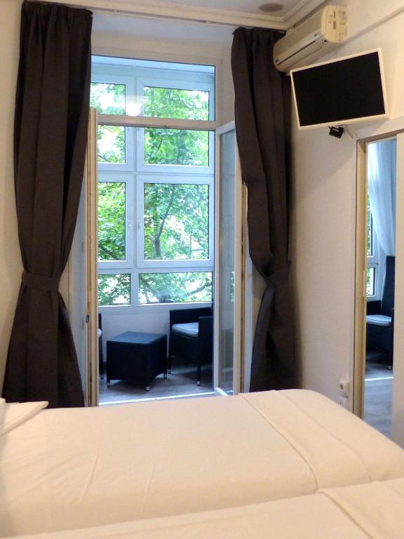 Cama o camas de una habitación en Pensión Donostiarra