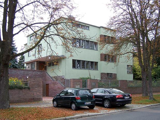 dos coches estacionados frente a un edificio en Gästehaus am Klinikum, en Halle an der Saale