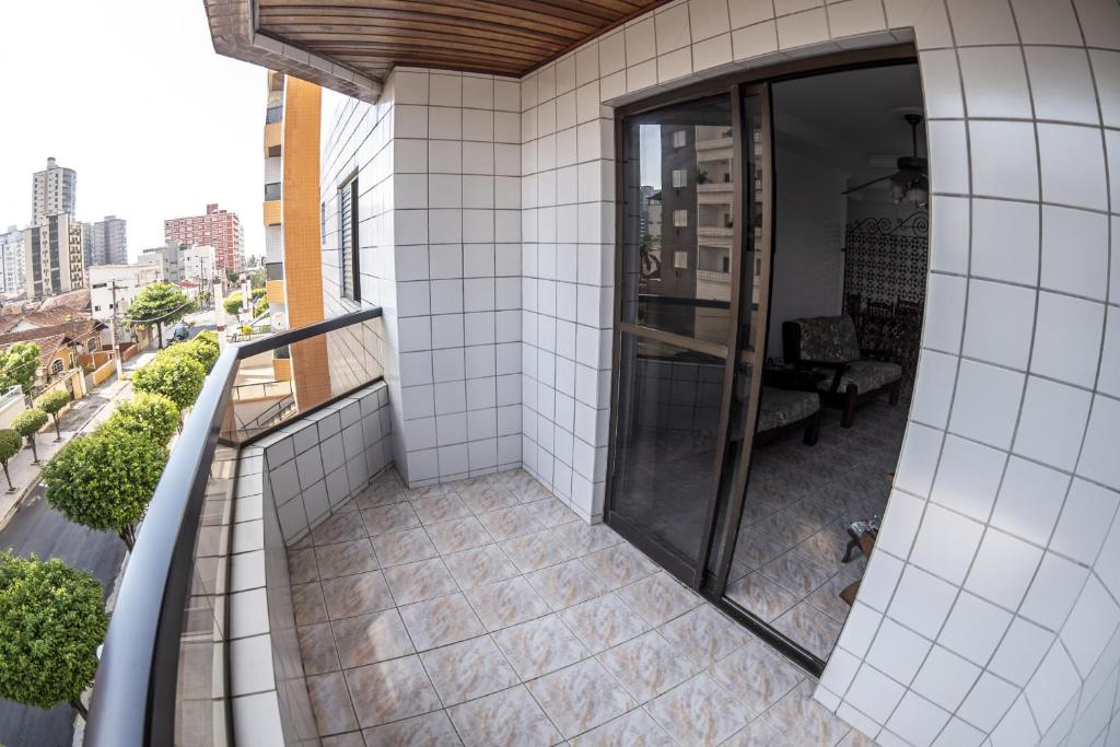  Apto aconchegante com varanda na Praia Grande