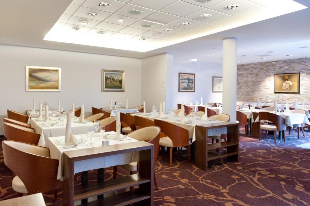 Restoran või mõni muu söögikoht majutusasutuses Terme Zreče – Hotel Atrij