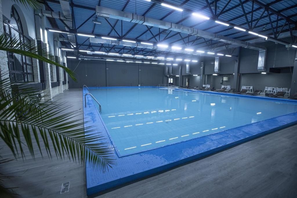 - une grande piscine dans un grand bâtiment dans l'établissement Cross Health Spa Center, à Erevan