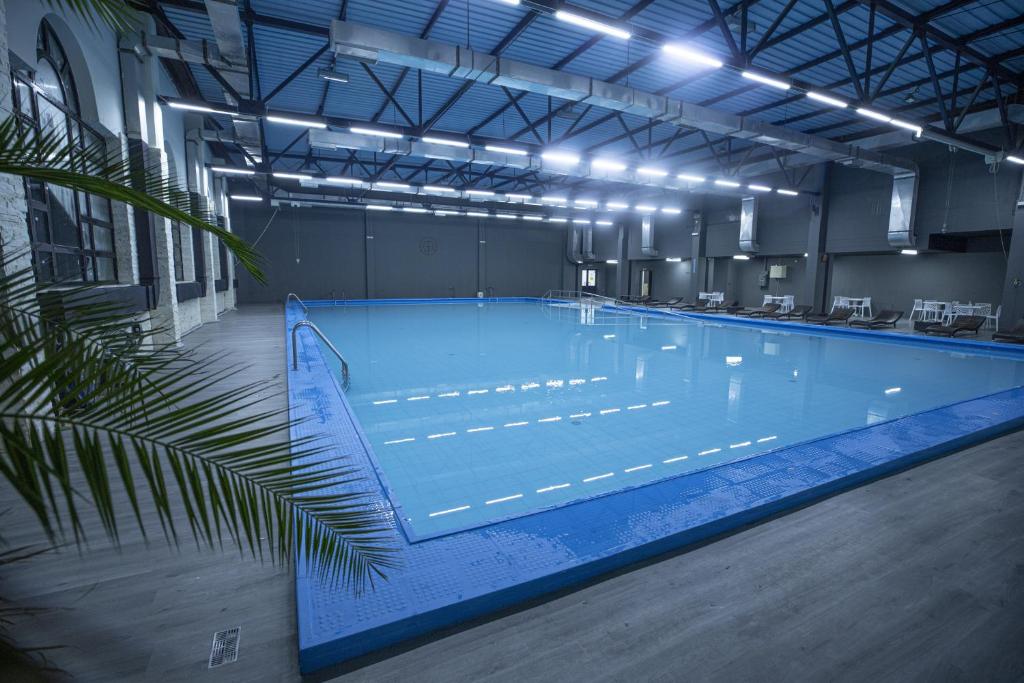 Bazén v ubytování Cross Health Spa Center nebo v jeho okolí