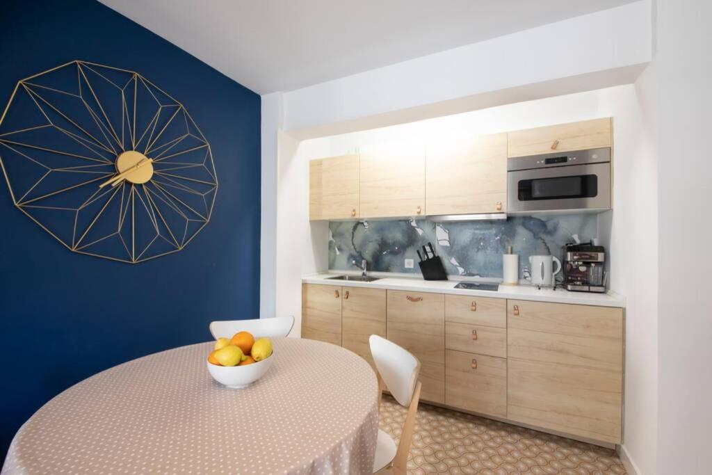 a kitchen with a table with a bowl of fruit on it at ACOGEDOR APARTAMENTO a 10 MINUTOS de la CIUDAD in Rentería