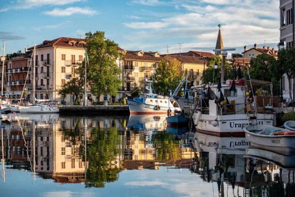 Výhled na řeku, která protéká v blízkosti hotelu