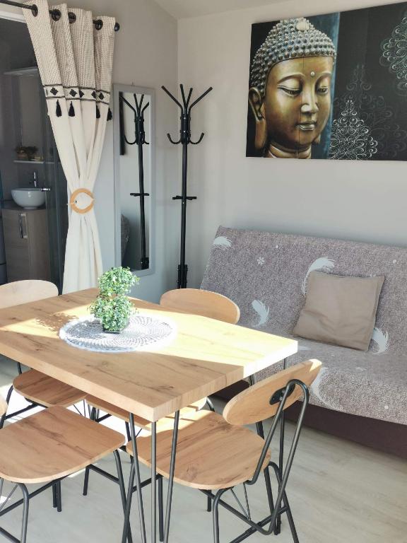 une salle à manger avec une table et des chaises en bois dans l'établissement Chalet du bien-être, à Hornaing