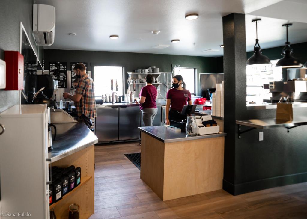 Kuchyň nebo kuchyňský kout v ubytování LOGE Leavenworth - Downtown