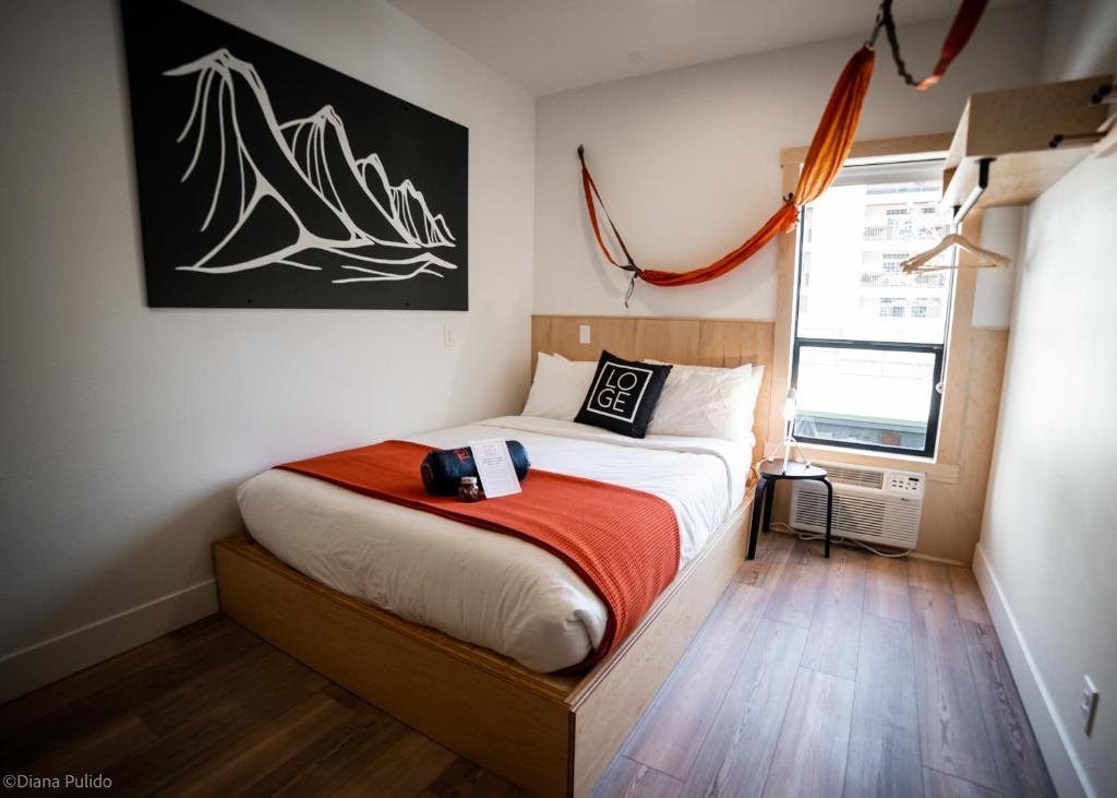 Postel nebo postele na pokoji v ubytování LOGE Leavenworth - Downtown