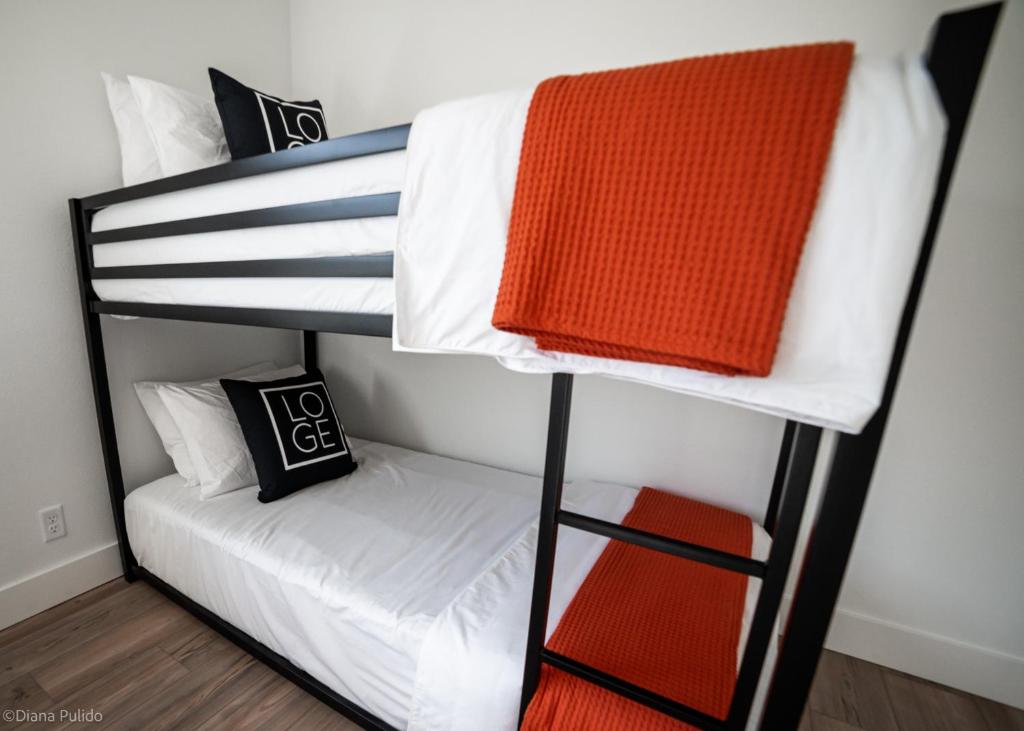 Postel nebo postele na pokoji v ubytování LOGE Leavenworth - Downtown