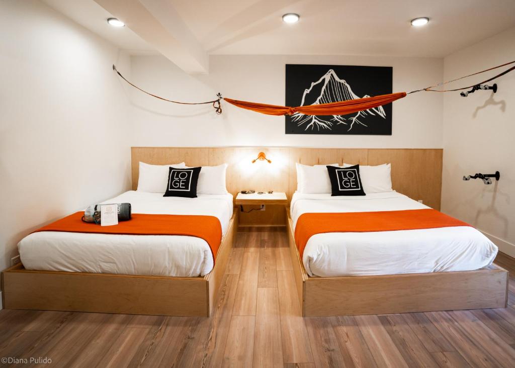 Postel nebo postele na pokoji v ubytování LOGE Leavenworth - Downtown