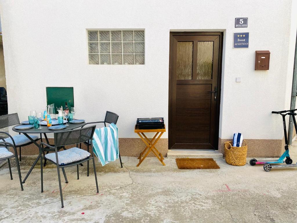 Patio nebo venkovní prostory v ubytování Family house KAŠTELA HOME between Split and Trogir