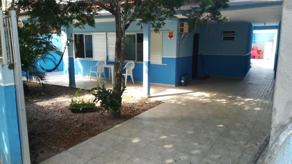 Casa com piscina a 100 metros da praia