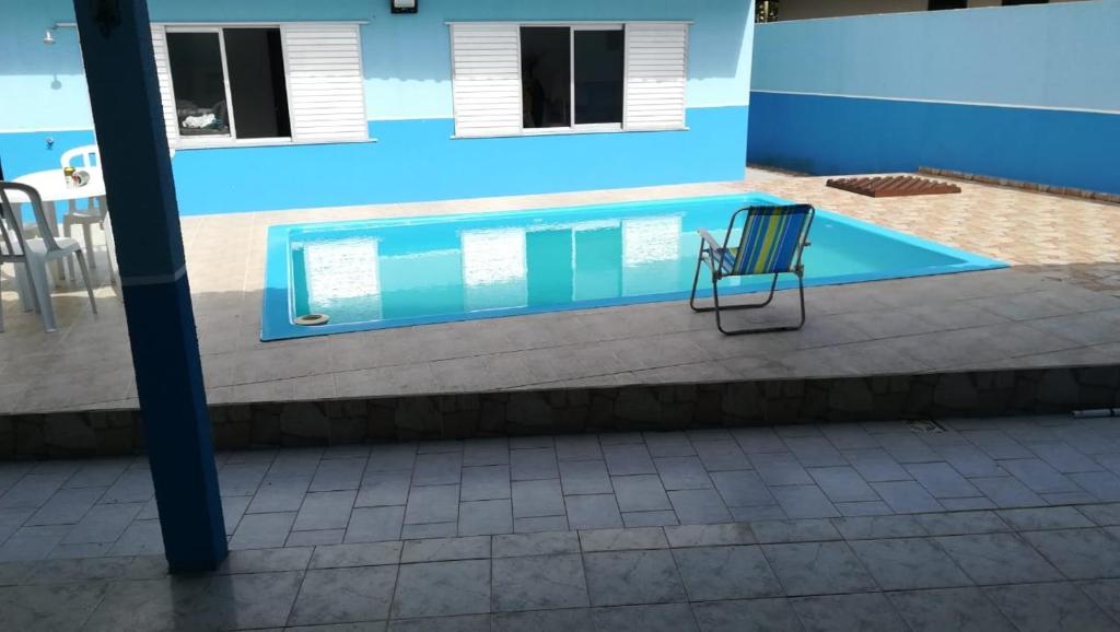  Casa com piscina a 100 metros da praia