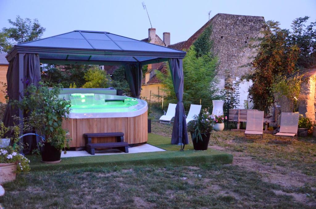 ル・ブランにあるMaison de 3 chambres avec jacuzzi jardin clos et wifi a Le Blancの庭のガゼボにあるホットタブ