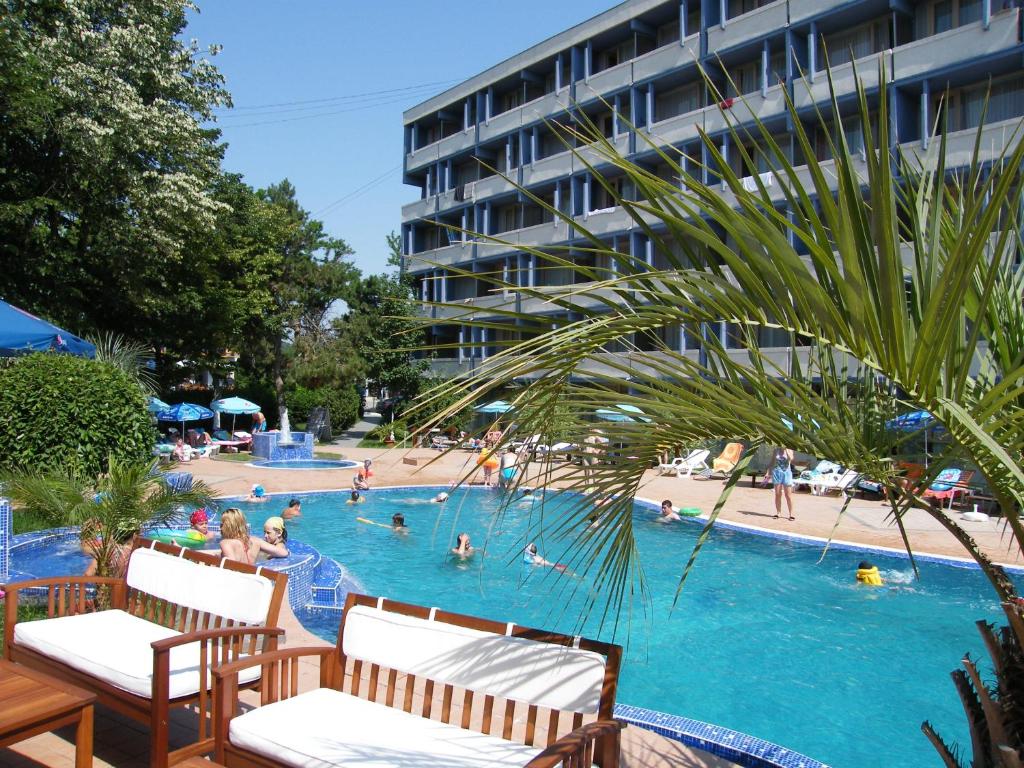 une grande piscine avec des personnes dans un hôtel dans l'établissement Hotel Sunquest, à Vénus