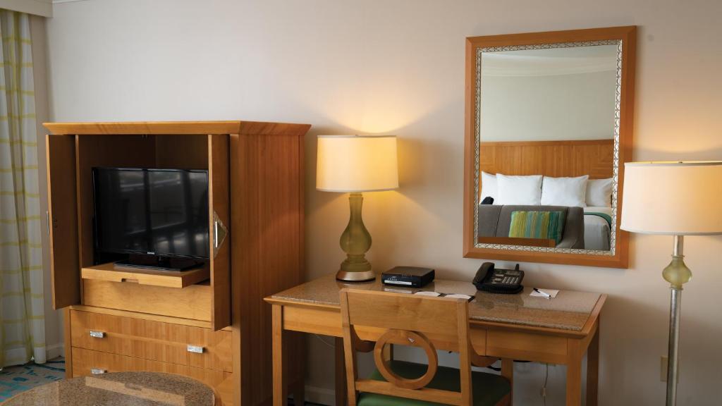TV a/nebo společenská místnost v ubytování Waikiki Marina Resort at the Ilikai