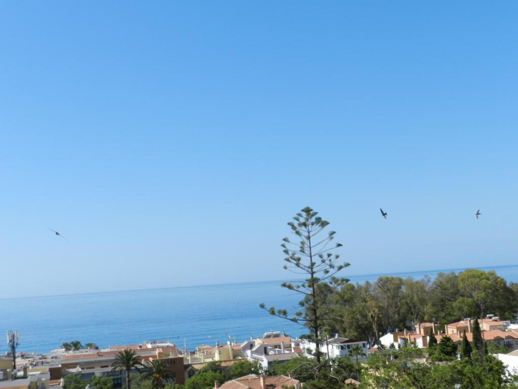 een uitzicht op de oceaan vanuit een huis bij Pedregalejo Room in Málaga