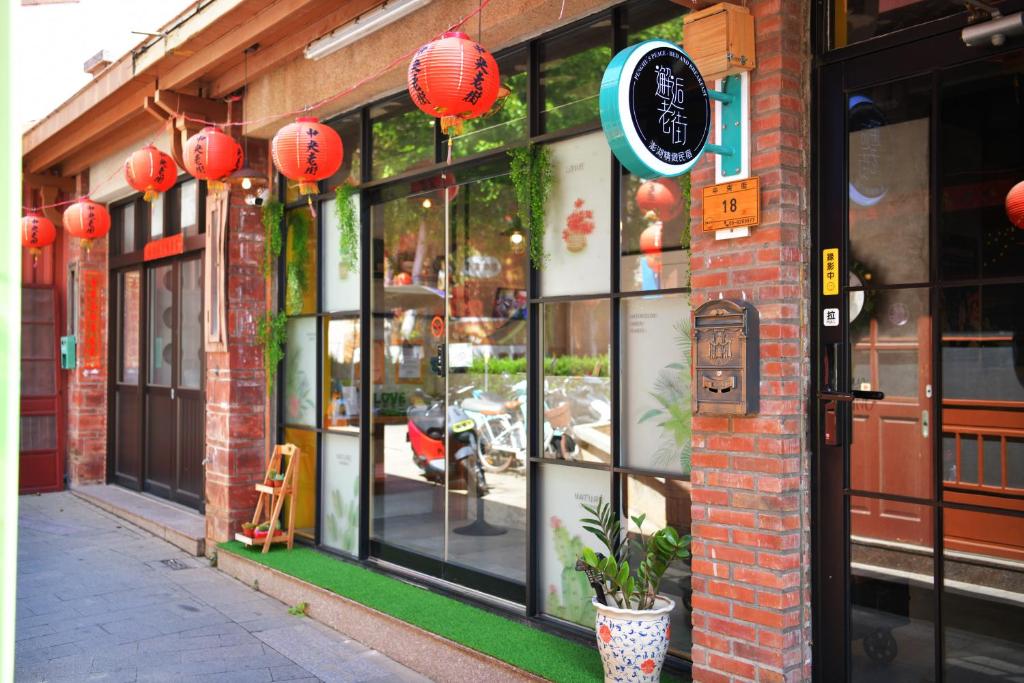 un negozio con lanterne rosse su una strada di Penghu's peace a Magong