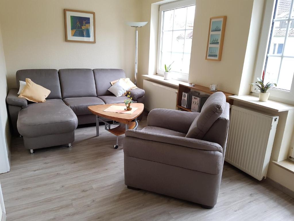 a living room with a couch and a table at Ferienwohnung Wandelt in Essen