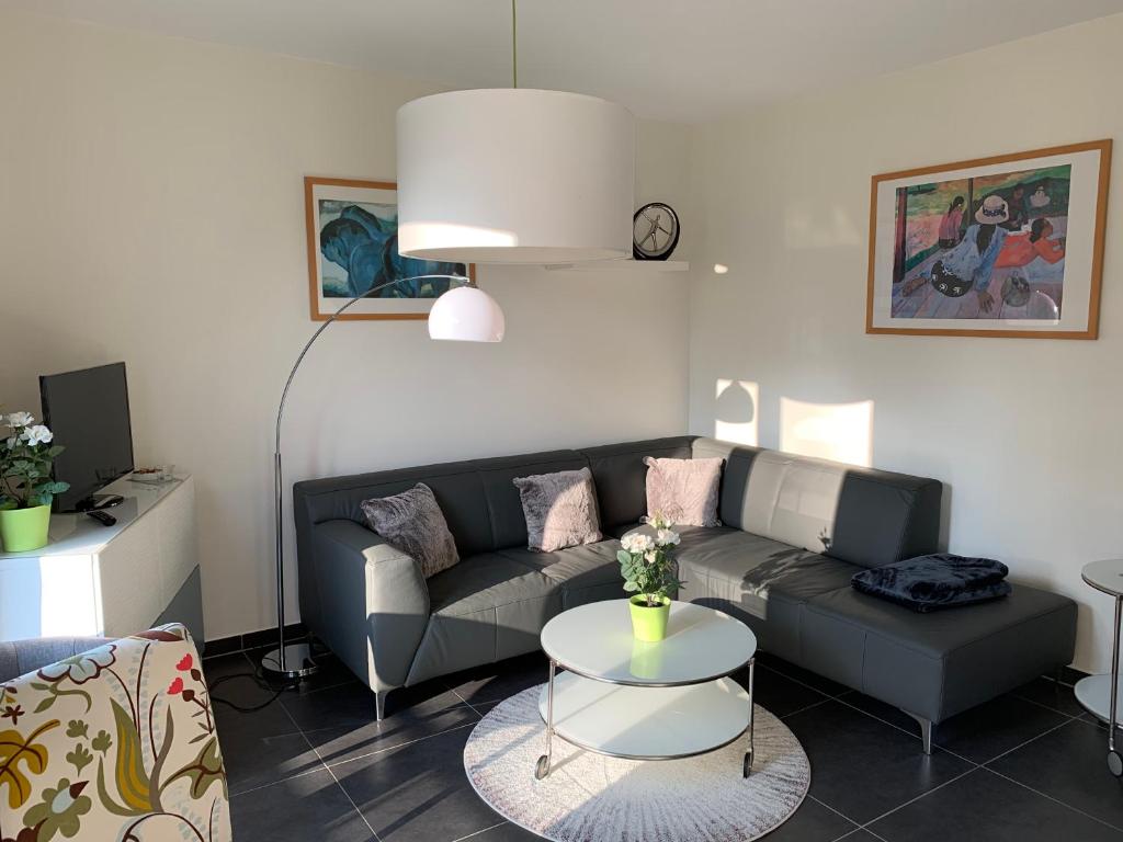 ein Wohnzimmer mit einem Sofa und einem Tisch in der Unterkunft Ferienwohnungen Göhren Rudi-Herzlich Willkommen zu Ihrem Urlaub für Familie, Paare und Tierliebhaber in Göhren