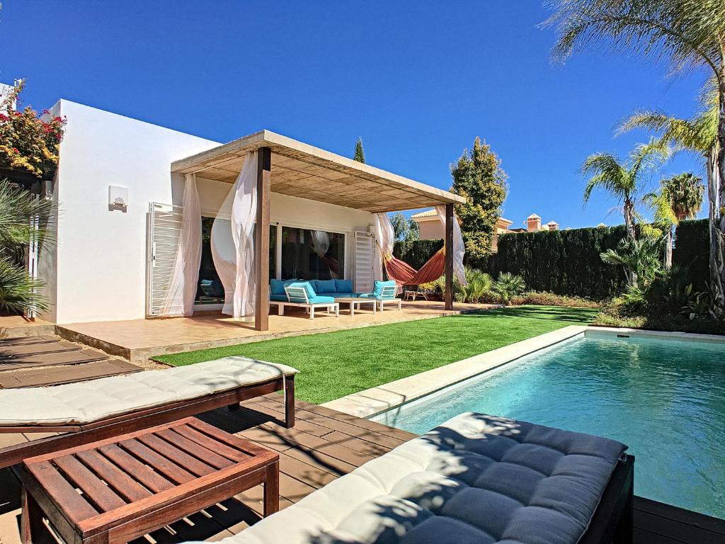 une cour arrière avec une piscine et une villa dans l'établissement Las Villas de Mar de Cristal- 3309, à Mar de Cristal