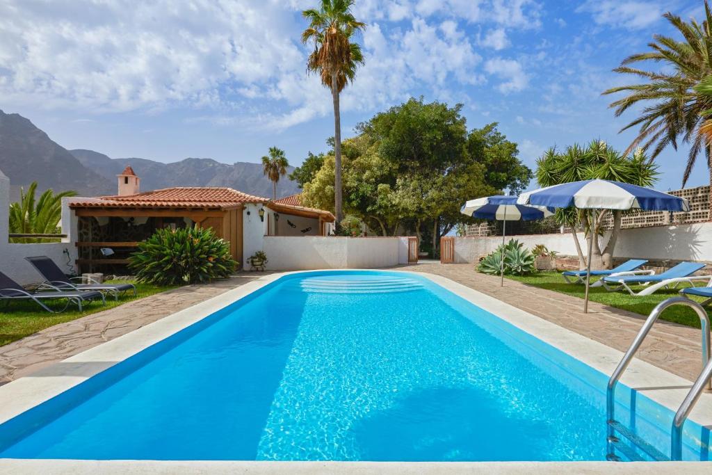 2 bedrooms house with shared pool enclosed garden and wifi at ...