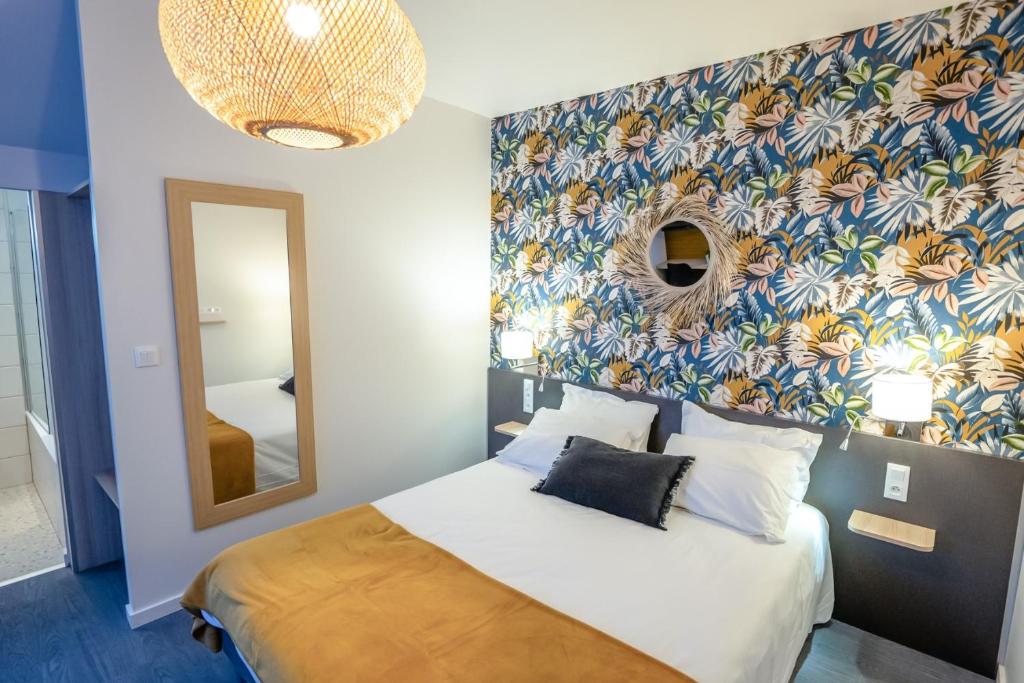 Postel nebo postele na pokoji v ubytování Logis, Hôtel Au Chêne Vert, Saint-Brieuc Nord