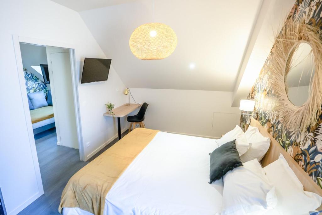 Postel nebo postele na pokoji v ubytování Logis, Hôtel Au Chêne Vert, Saint-Brieuc Nord