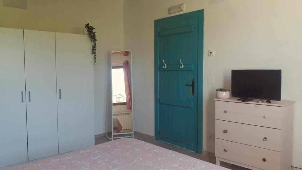 Una televisión o centro de entretenimiento en Habitacion dormitorio rural itaka