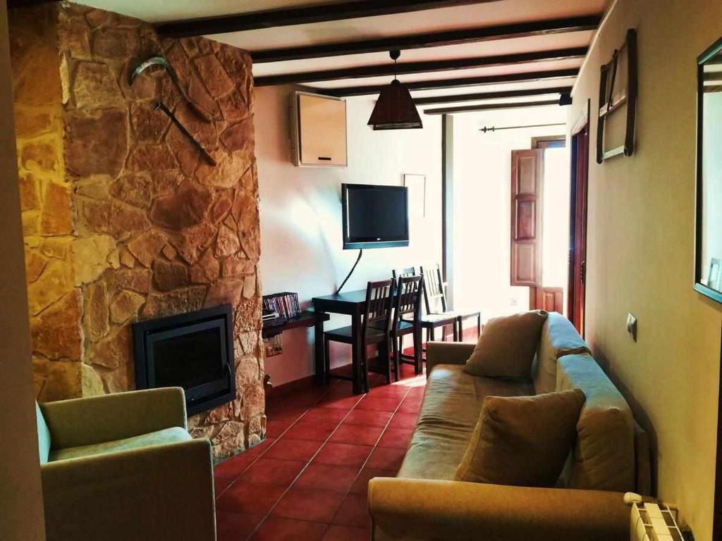 TV a/nebo společenská místnost v ubytování Casa Rural FranciaQuilamas