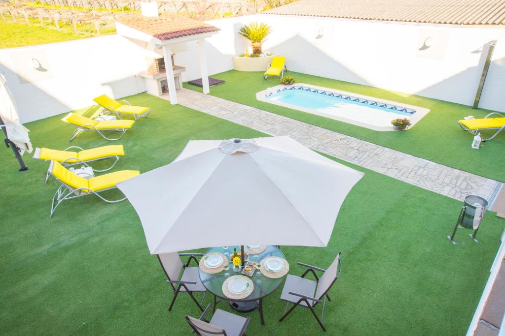 una vista aérea de un patio con sombrilla y piscina en CASA LAS PALMERAS, en Cambados