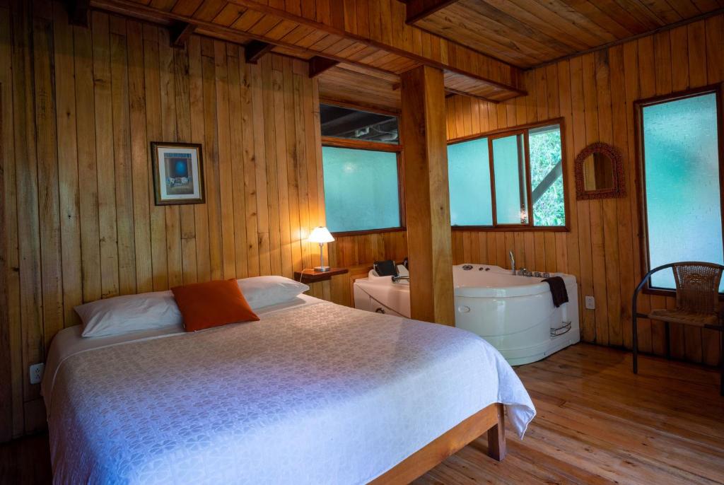 Postel nebo postele na pokoji v ubytování Mindo Lago Hotel Destino