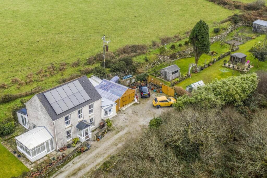 een luchtzicht op een huis met een gele auto ernaast bij The Retreat in Saint Dennis