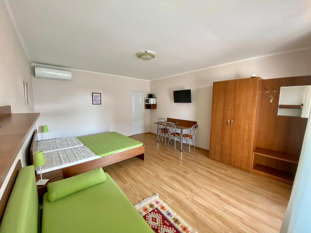 Μια τηλεόραση ή/και κέντρο ψυχαγωγίας στο Apartmánový dom Flóra