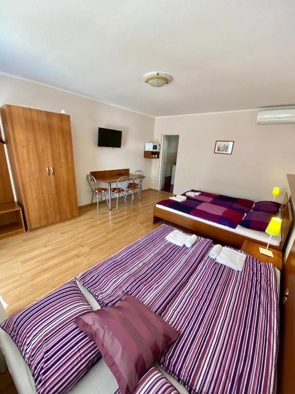 Ένα ή περισσότερα κρεβάτια σε δωμάτιο στο Apartmánový dom Flóra