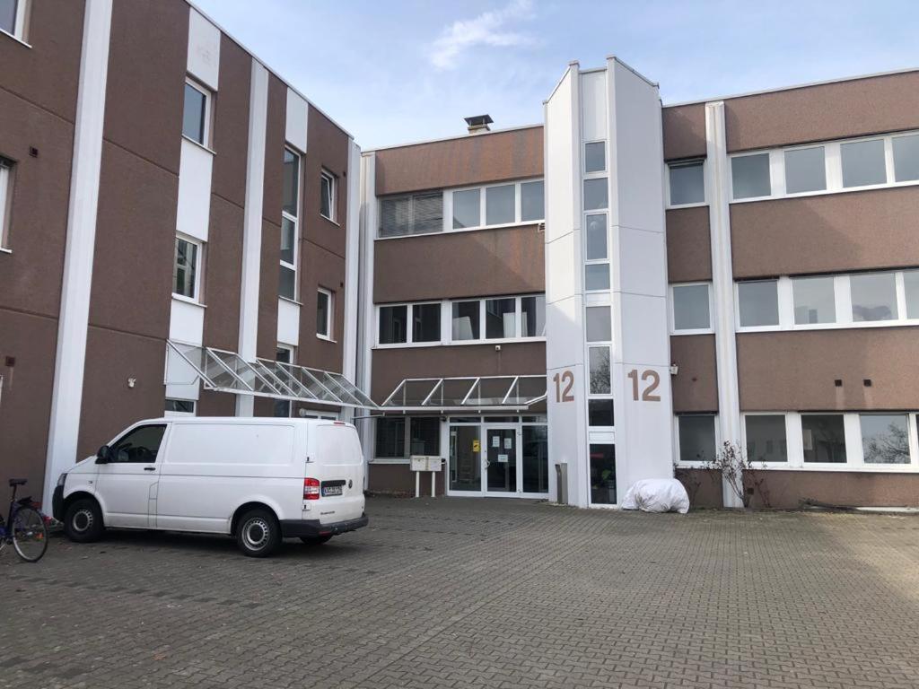 ein weißer Van vor einem Gebäude geparkt in der Unterkunft Pension Gästehaus Kautz in Karlsruhe