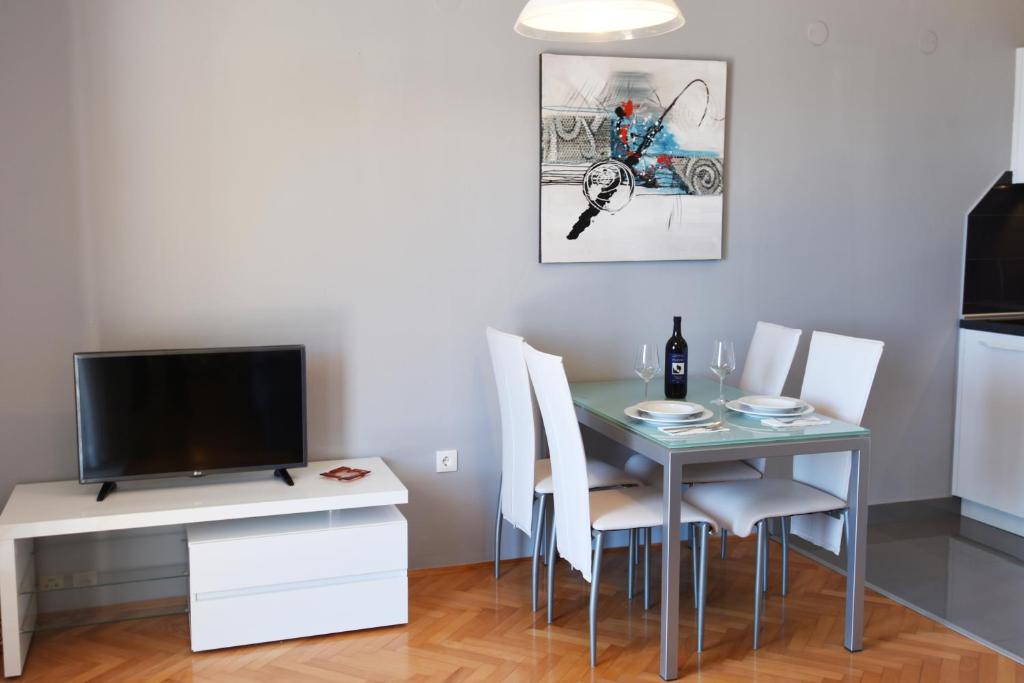 Televízia a/alebo spoločenská miestnosť v ubytovaní Villa NEDE 3