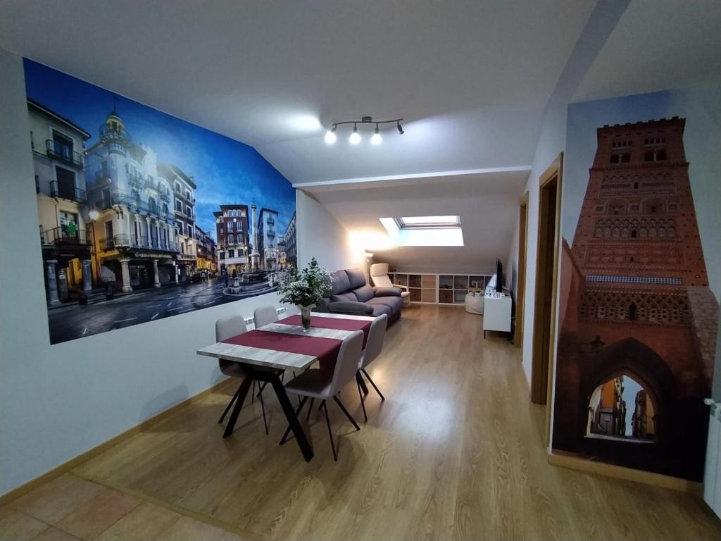een woonkamer met een eettafel en een bank bij Disfruta Teruel in Teruel