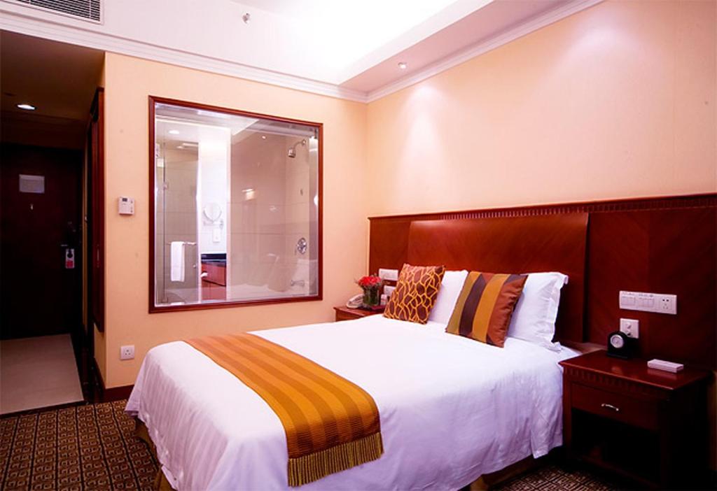 Postel nebo postele na pokoji v ubytování Ramada by Wyndham Pearl Guangzhou-Canton Fair Free Shuttle Bus
