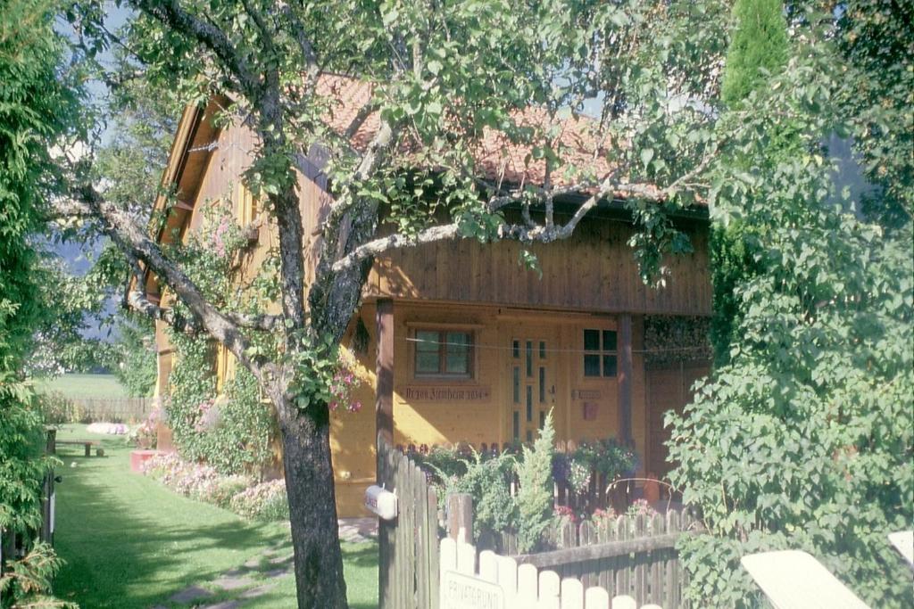 ein Haus mit einem Zaun davor in der Unterkunft Ferienhaus Zirmheim in Pertisau