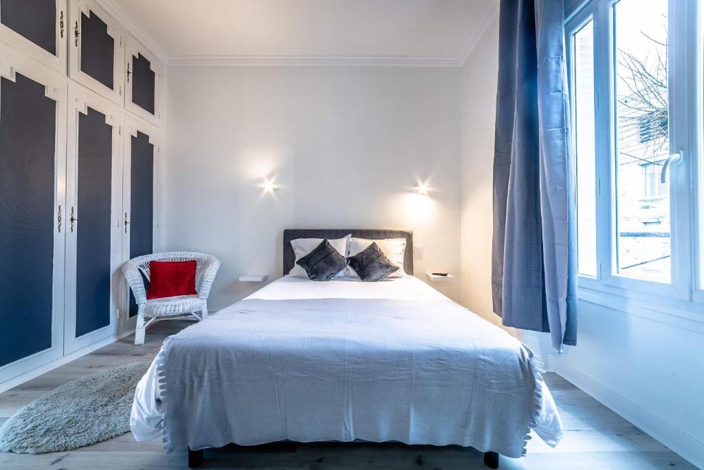 une chambre avec un lit blanc et une fenêtre dans l'établissement La Dame de Coeur - 1 chambre, à Brive-la-Gaillarde