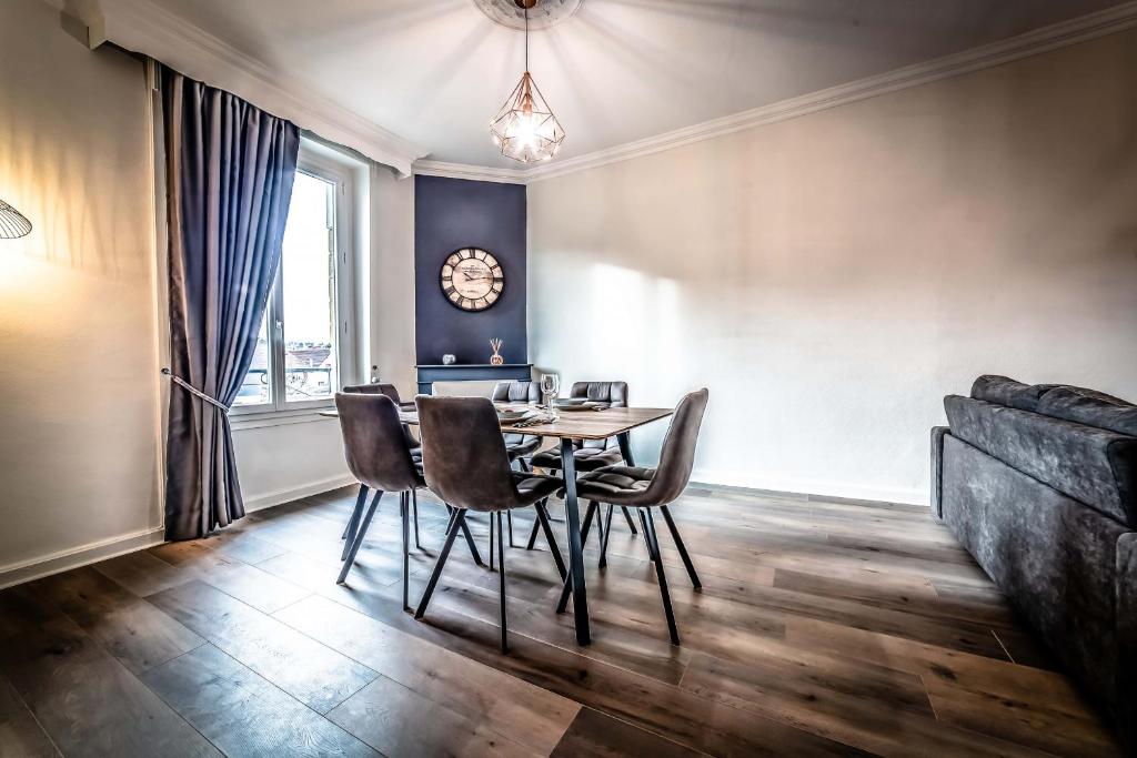 a dining room with a table and chairs at Le Temps Éternel - 1 chambre in Brive-la-Gaillarde