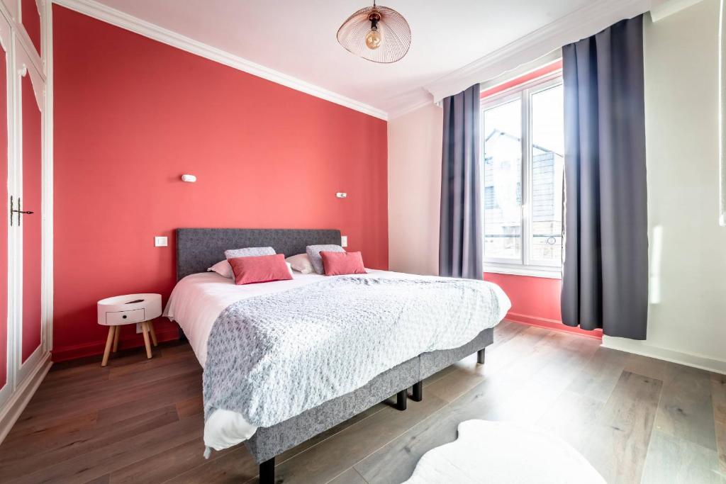 - une chambre rouge avec un lit aux murs rouges dans l&#39;établissement POMPIDOU #6 - Esprit maison de famille - 3 suites, à Brive-la-Gaillarde