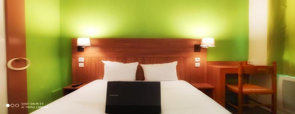 Postel nebo postele na pokoji v ubytování Glisy Hôtel