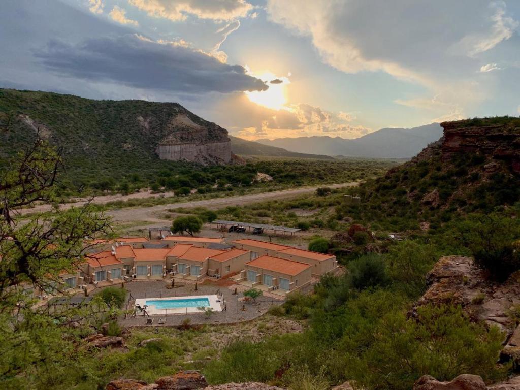 een luchtzicht op een huis in een canyon bij El Chiflon Posta Pueblo in El Chiflón