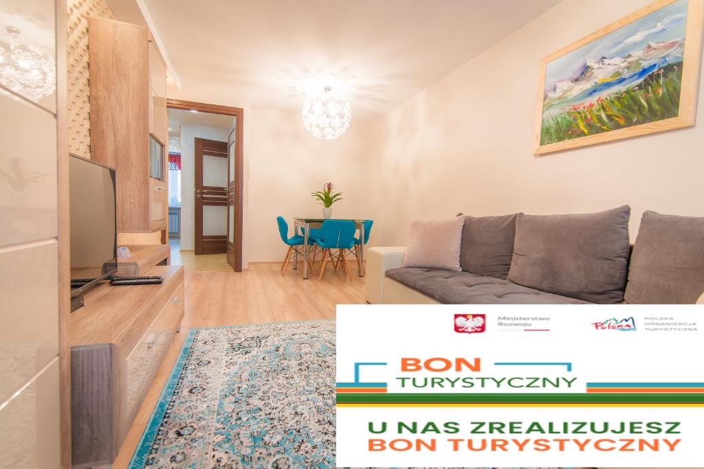 un soggiorno con divano e tavolo di Cichy Zakątek a Zakopane