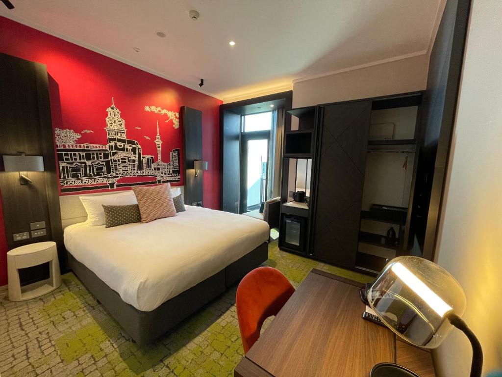 Mercure Auckland Queen Street - Deluxe King Room